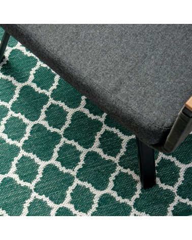 Klasický venkovní koberec s elegantním vzorem.