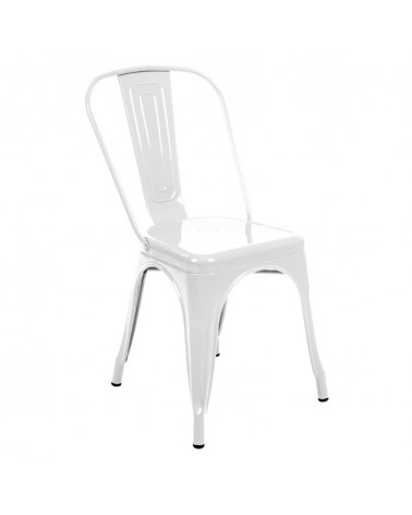 Bílá kovová zahradní židle je odolná vůči povětrnostním podmínkám.