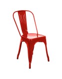 Červená kovová zahradní židle je odolná vůči povětrnostním podmínkám.